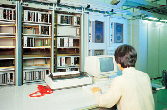 1986년 가입자 1만 회선, 중계선 2000 회선 용량 규모의 전전자 교환기 'TDX-1'이 개통돼 국내 '1가구 1전화' 시대를 열었다. 이를 통해 한국은 미국과 일본, 프랑스 등에 이어 세계 10번째 디지털 전자교환기 자체 개발 및 생산국이 됐고, 막대한 수입 대체 효과와 물론 정보통신(ICT) 기술력 향상을 가져왔다. 당시 ETRI 연구진이 교환기 시스템을 운영하고 있다.  ETRI 제공